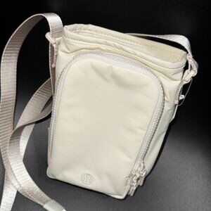 LULULEMON - Water Bottle Crossbody with Front Pocket 2L